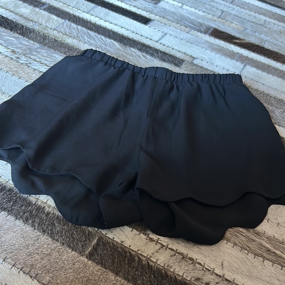 LA Hearts Black Lightweight Scalloped Trimmed‎ Shorts - Picture 4 of 5